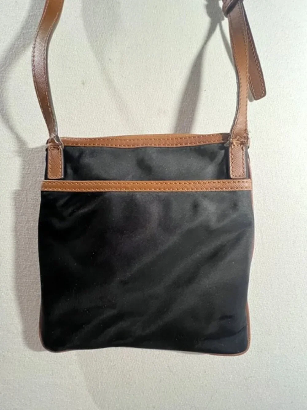 EXPRESS black faux leather crossbody pink‎ lining inside